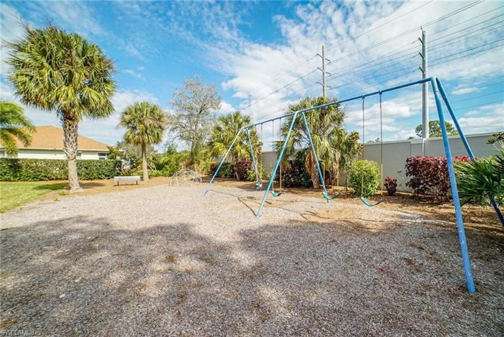 180 Stanhope CIR, NAPLES FL 34104