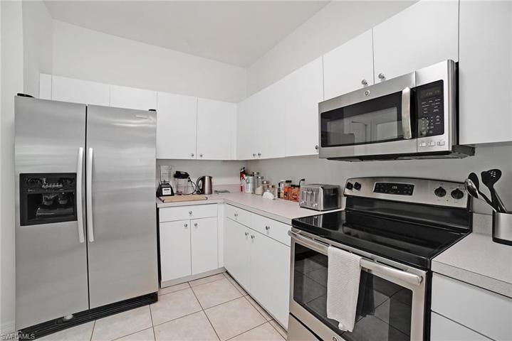 180 Stanhope CIR, NAPLES FL 34104