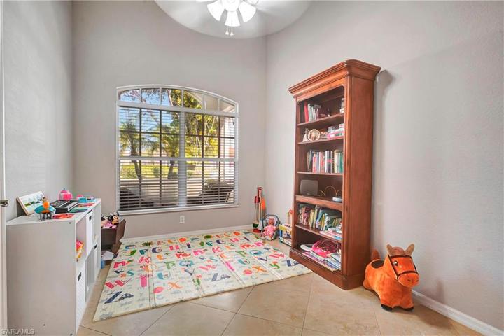 3947  Ruxton  RD, Naples, FL 34116