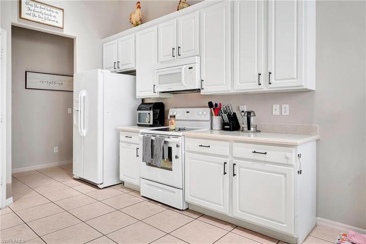 3947  Ruxton  RD, Naples, FL 34116