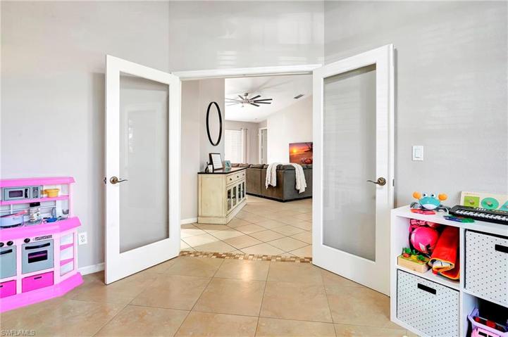 3947  Ruxton  RD, Naples, FL 34116