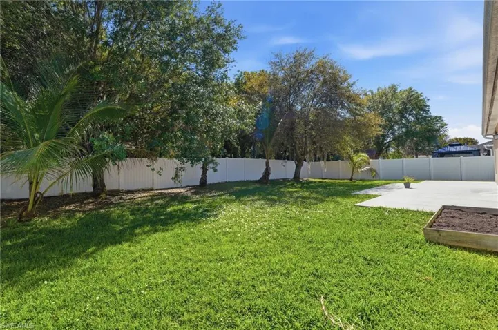 Fully fenced yard!
