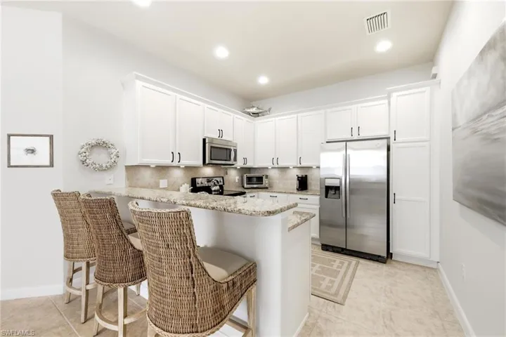 Kitchen with Breakfast bar and stainless steel applicances