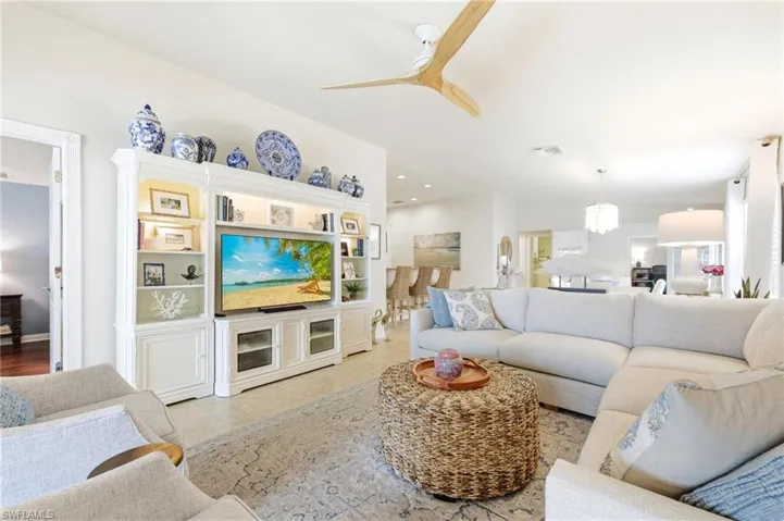 Great/Living Room with Kitchen in the middle