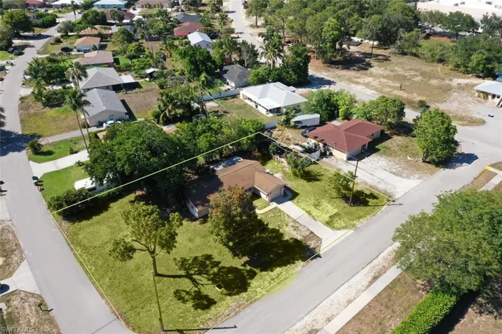 Aerial view of residential area featuring property parcel outlined