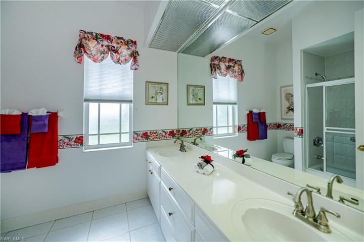 Guest bathroom between the 2 guest bedrooms