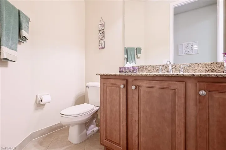 Guest 1/2 bath
