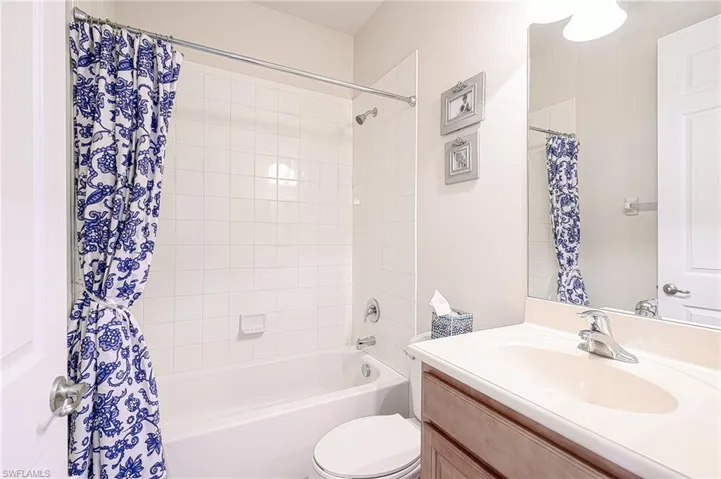 Guest full-bath