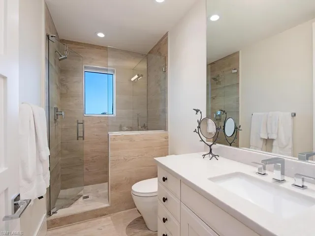 Full bath off office making easy access for bedroom 4