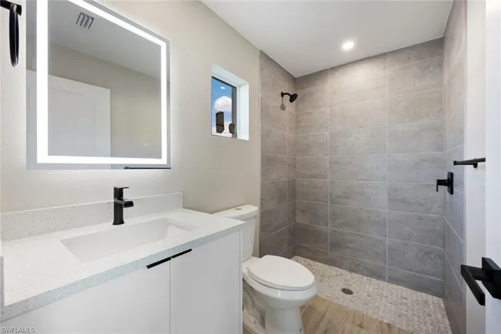 optional second owner's suite - private bath/segundo dormitorio principal - bano privado