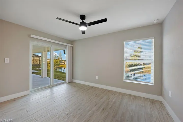 optional second owner's suite with private bath and lanai access/segundo dormitorio principal con bano privado y acceso a la terraza