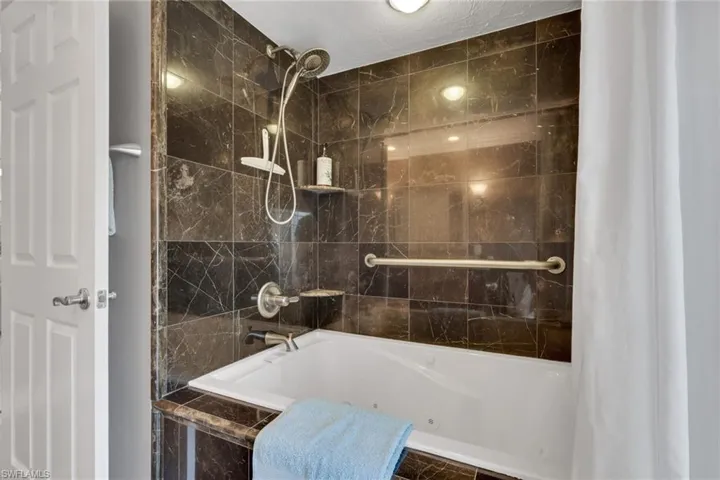 Bathroom with a combined bath / shower with jetted tub