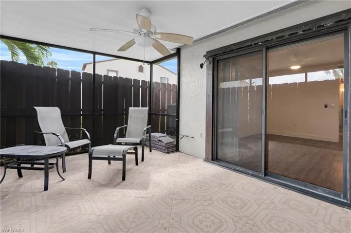 Sunroom / solarium with ceiling fan