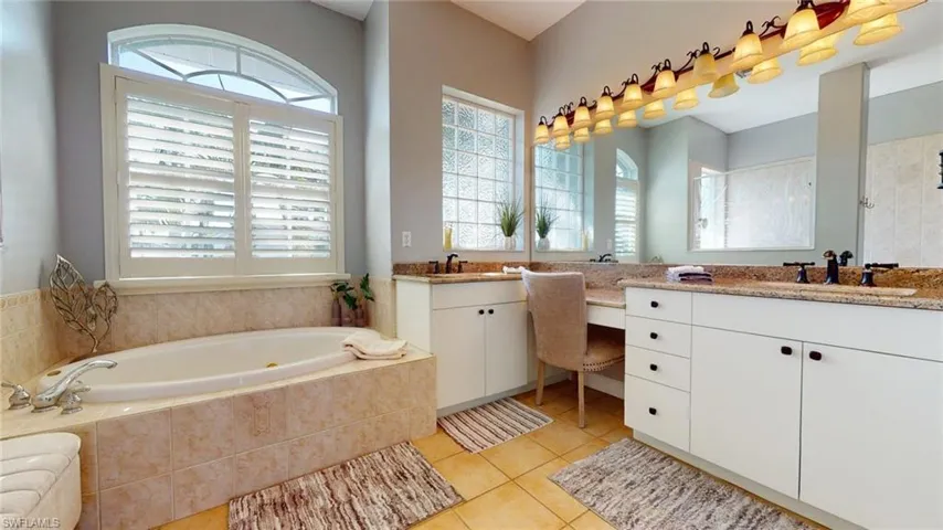 Jacuzzi tub, double sinks, walk-in shower, closet