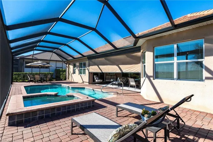 Pool/spa with STORM SMART blind
