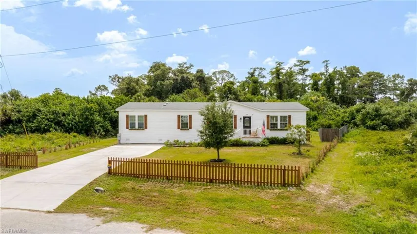 3005 Mignon Cir, Labelle, Florida 33935