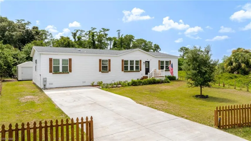 3005 Mignon Cir, Labelle, Florida 33935