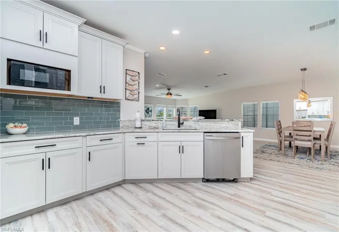 Beautiful Kitchen with walk-in pantry