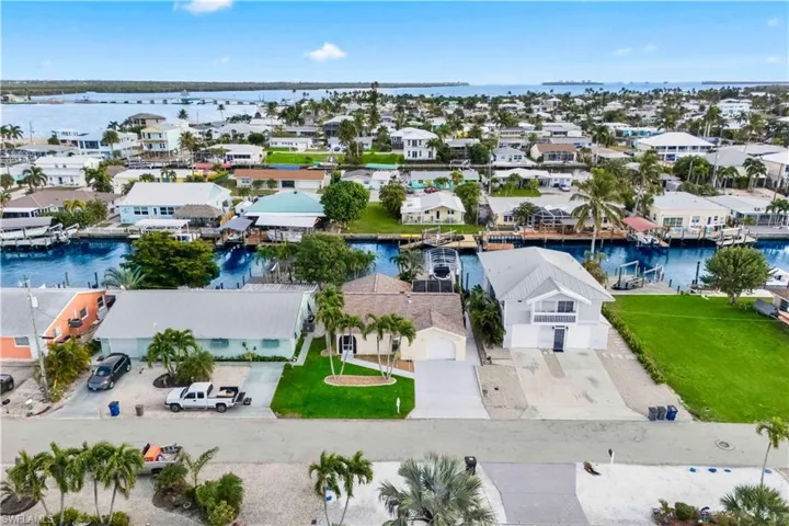 Surrounded by well-maintained residences, lush palms, and wide intersecting waterways, this location showcases an ideal blend of relaxation and boating convenience.