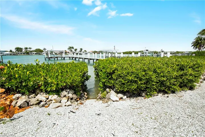 19 Pelican St E, Naples, Florida 34113
