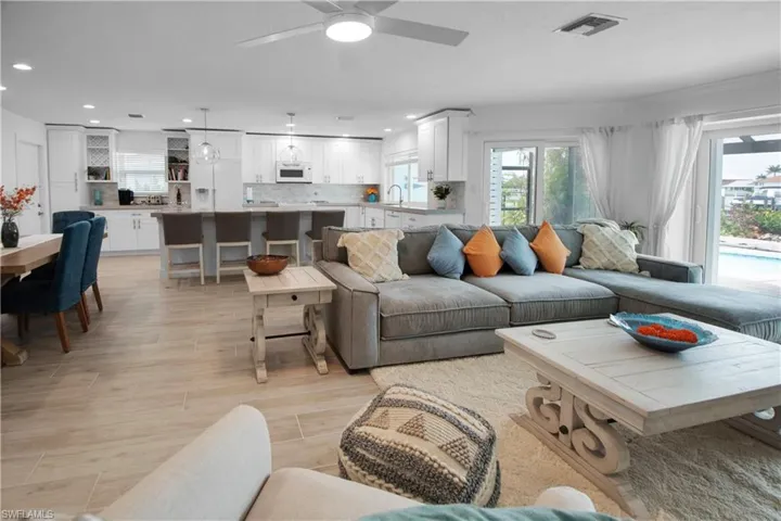 19 Pelican St E, Naples, Florida 34113