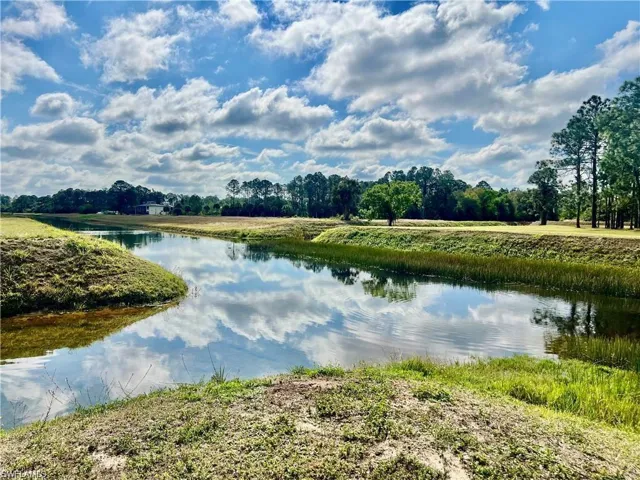 Intersecting canals with plenty of privacy.