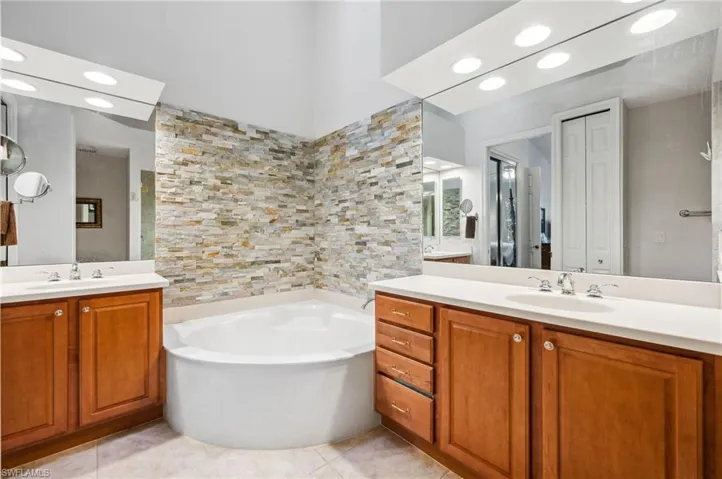 7859  Hawthorne  TER, Naples, FL 34113