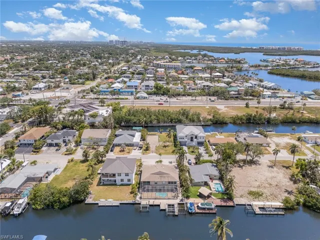 Wide Canal with Quick 2-way Gulf Access!