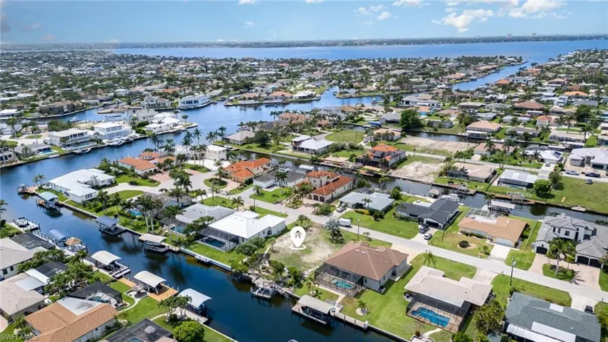 Direct Sailboat Access Lot- 5 Minutes to the Caloosahatchee River.