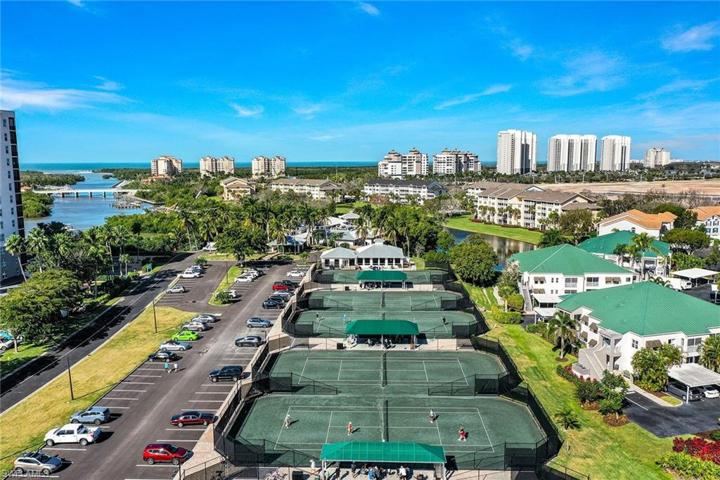 Six Har-Tru Tennis Courts with Pro and Active Leagues
