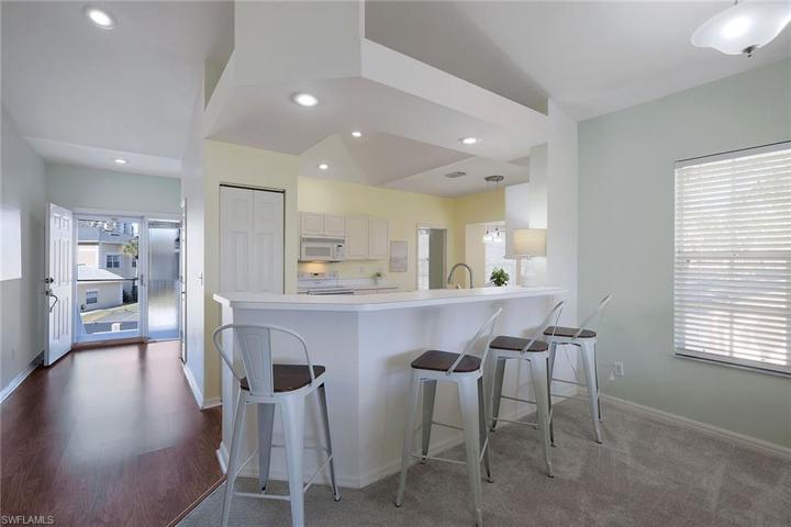 Light and bright open Kitchen with generously sized BarLight & bright open Kitchen with generously sized Bar