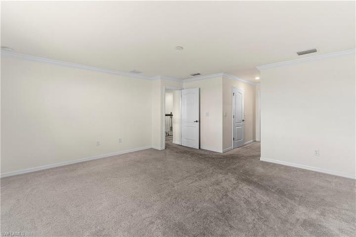 Unstaged-Very large and spacious primary bedroom