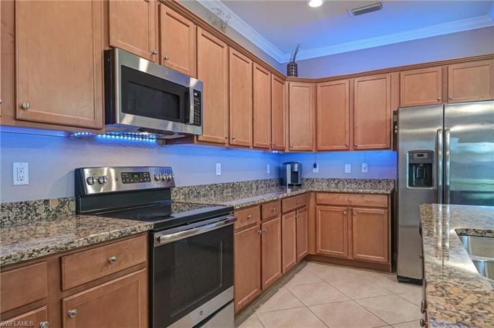 Stainless steel appliances with plenty of storage