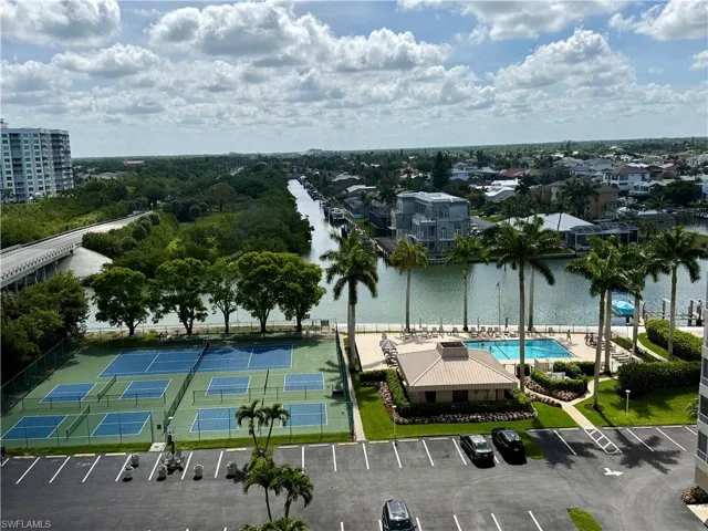 11118  Gulf Shore  DR, Naples, FL 34108