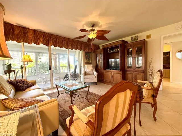 11118  Gulf Shore  DR, Naples, FL 34108