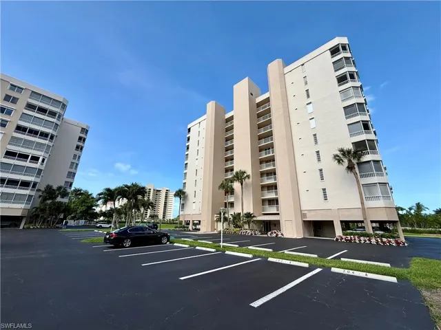 11118  Gulf Shore  DR, Naples, FL 34108