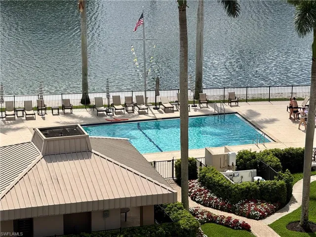 11118  Gulf Shore  DR, Naples, FL 34108