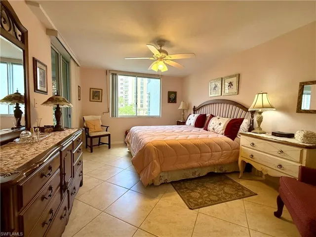 11118  Gulf Shore  DR, Naples, FL 34108