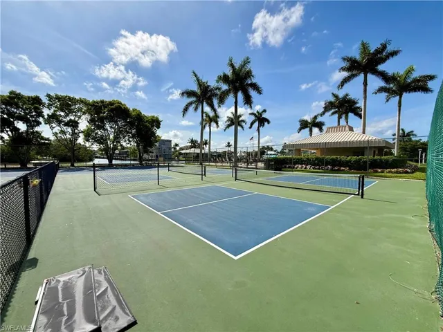11118  Gulf Shore  DR, Naples, FL 34108