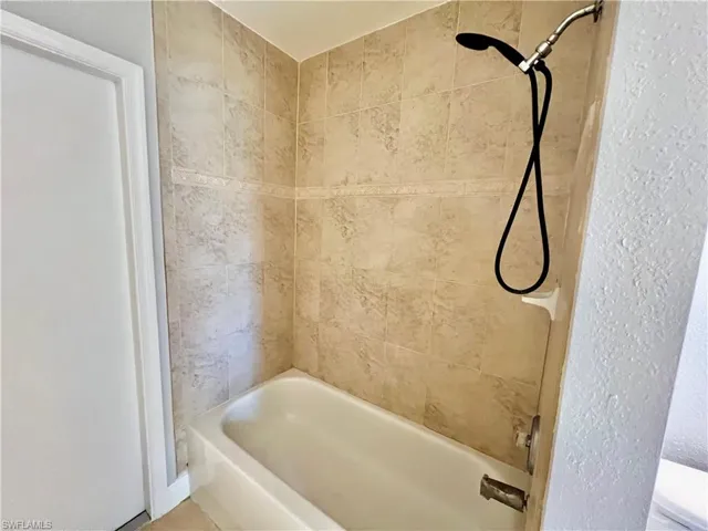 Guest bathroom tub/shower.