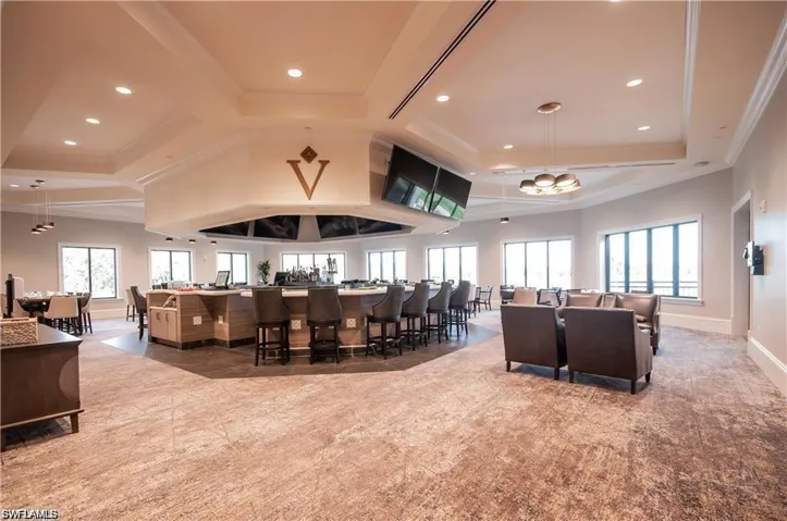 Clubhouse dining and pub