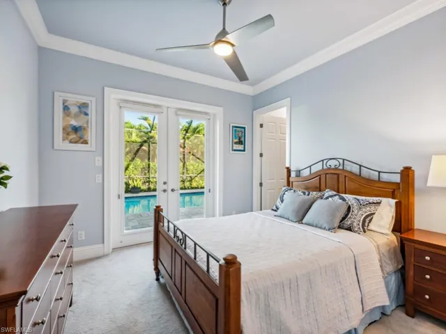 Ensuite guest bedroom facing rear of house