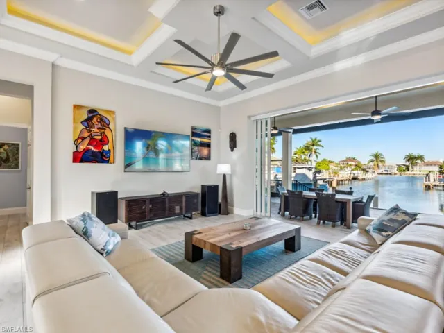 Entertainment Room 12' ceilings, fullopening 10' floor to ceiling sliders, decorative cove-litceilings