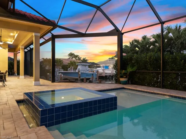 Oversized panoramic screened-in lanai