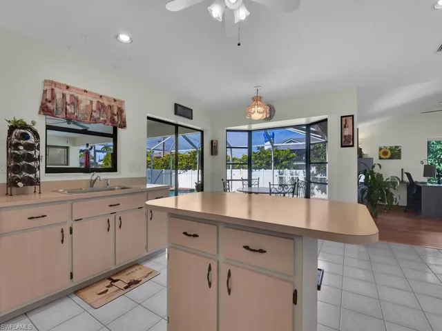 Kitchen w/ Island
