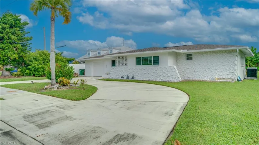View of front featuring circular driveway
