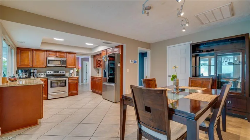 Kitchen & Dining Area