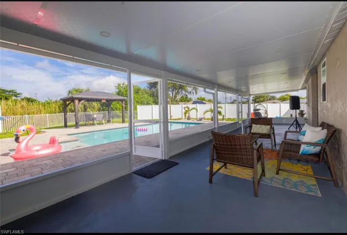 View of sunroom / solarium