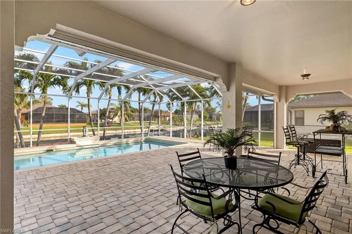 Huge under truss lanai