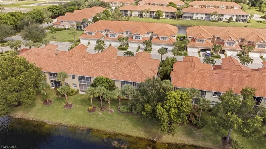 Walking to clubhouse. Close to entrance, CulDeSac